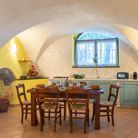 Giallo By Interhome شقة